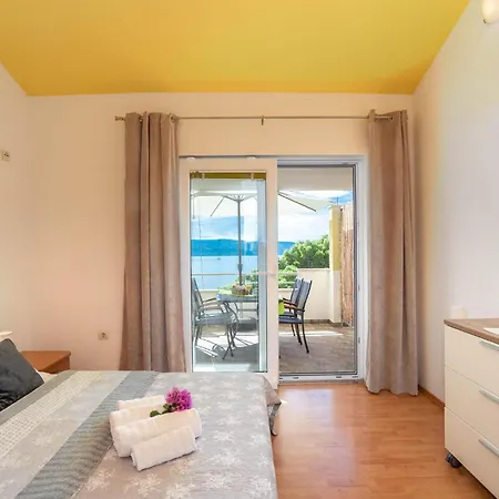 Apartment 3 Bedroom In Lokva Rogoznica