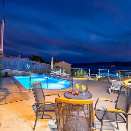 Apartment 3 Bedroom In Lokva Rogoznica